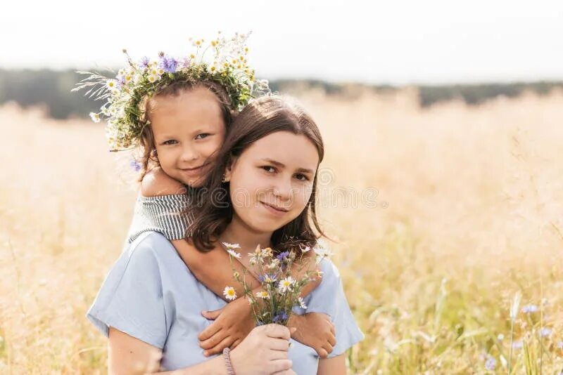 Two sisters old. Две сестры в поле.