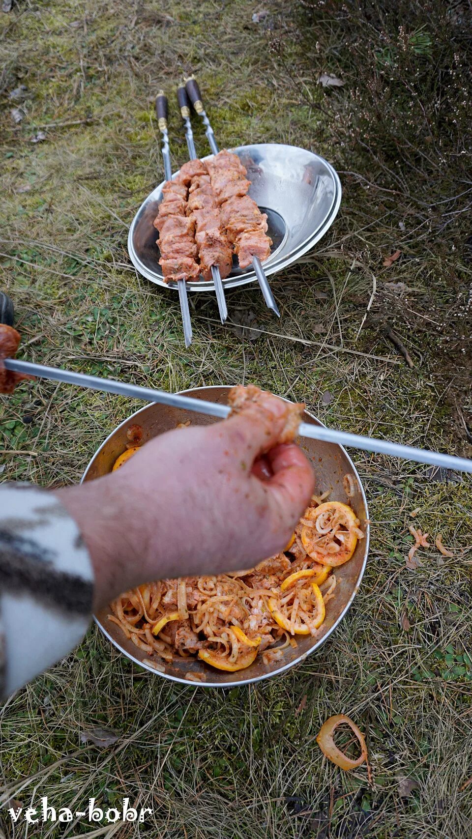 Нанизать на шампур. Мясо на шампуре. Ножки для шампуров. Нанизывает шашлык на шампур. Нанизывание мяса на шампур.
