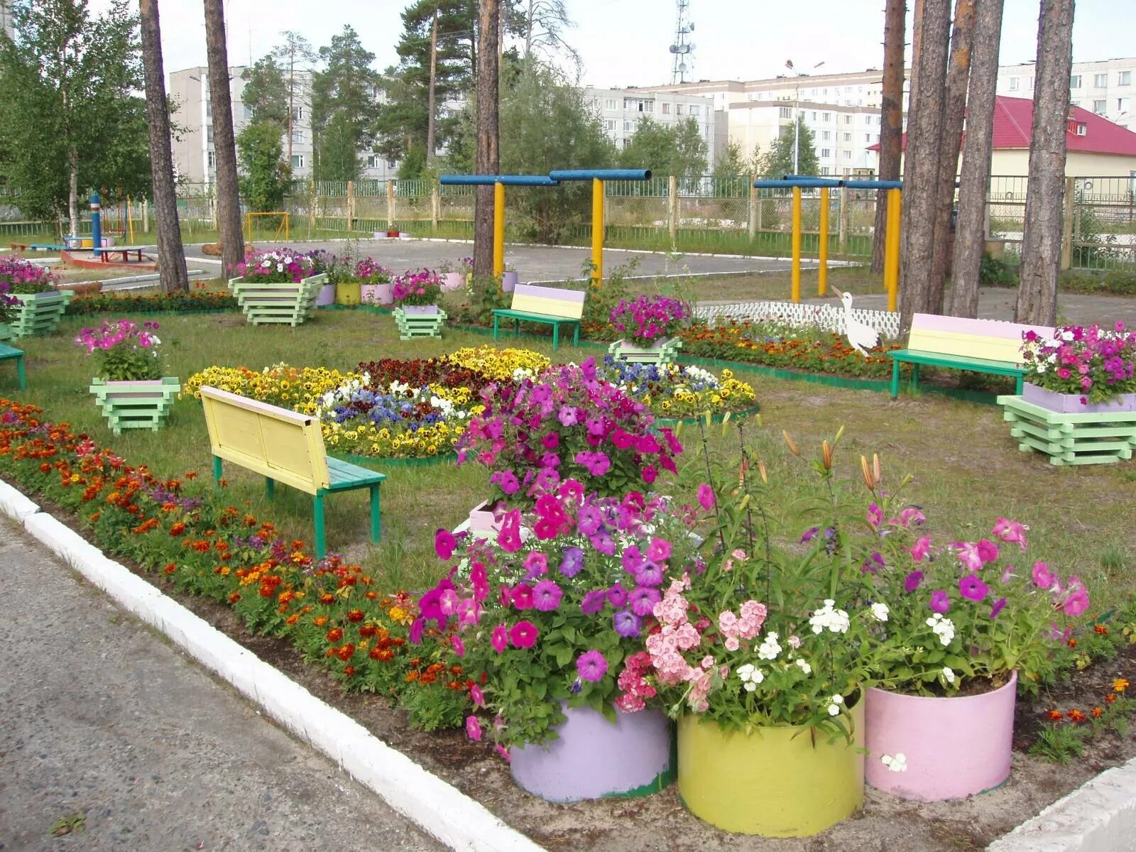 Клумбы в детском саду. Клумбы в доу. цветочные клумбы в детском саду. цветочные клумбы в доу.