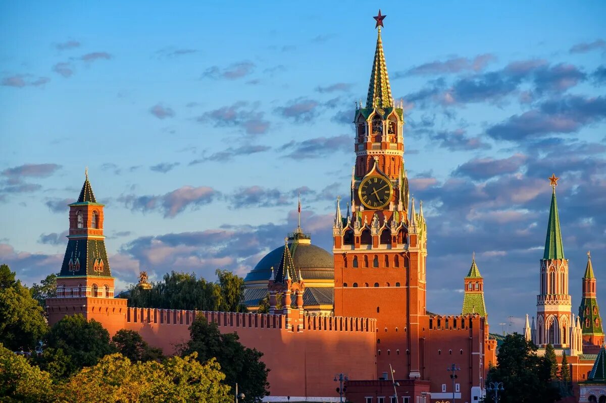 Стены кремля экскурсия. Moscow Spasskaya Tower. Экскурсия в Кремль Москва. Московский Кремль экскурсии. Дети Кремля.