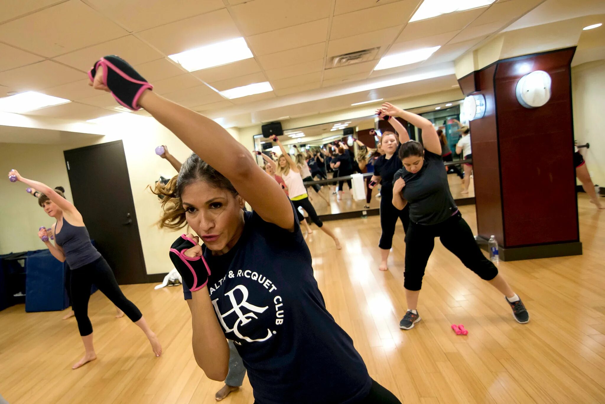 Бокс танец и пилатес как называется. Танец бокс. Mice йога пилатес. Barre фитнес. Функциональный пилатес.