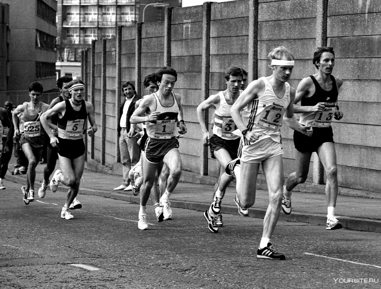 Самые первые спортсмены. Первый Лондонский марафон 1981. Марафонский бег СССР В 1952 В Давыдов. Легкая атлетика марафонский бег.