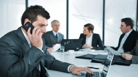 Вести переговоры по телефону