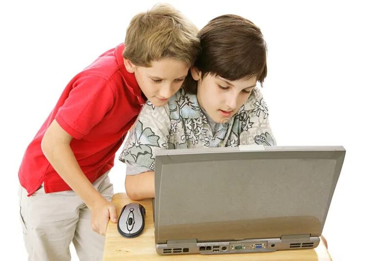 My brother plays computer games. Компьютер для брата. Старший брат у компьютера. 2 Мальчика с компьютером. Сестра и брат за компом.