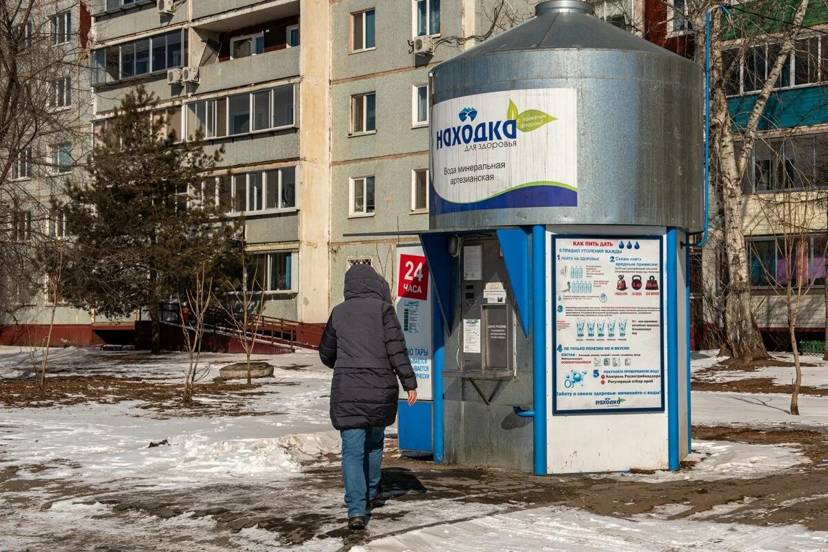 Вода в благовещенске купить. Вода находка Благовещенск. Киоск с водой. Артезианская вода. Киоски по продаже воды.