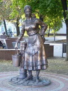 Памятник женщине