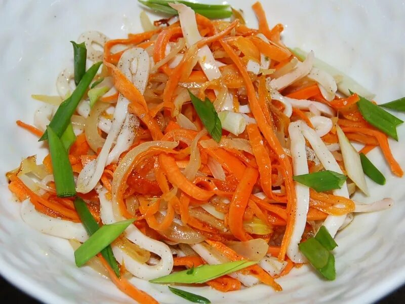 Кальмары по-корейски. Морковь корейская с кальмарами кал. Рецепт кальмары корейская морковь. Кальмары по-корейски. Салат с кальмаром и морковкой по-корейски.
