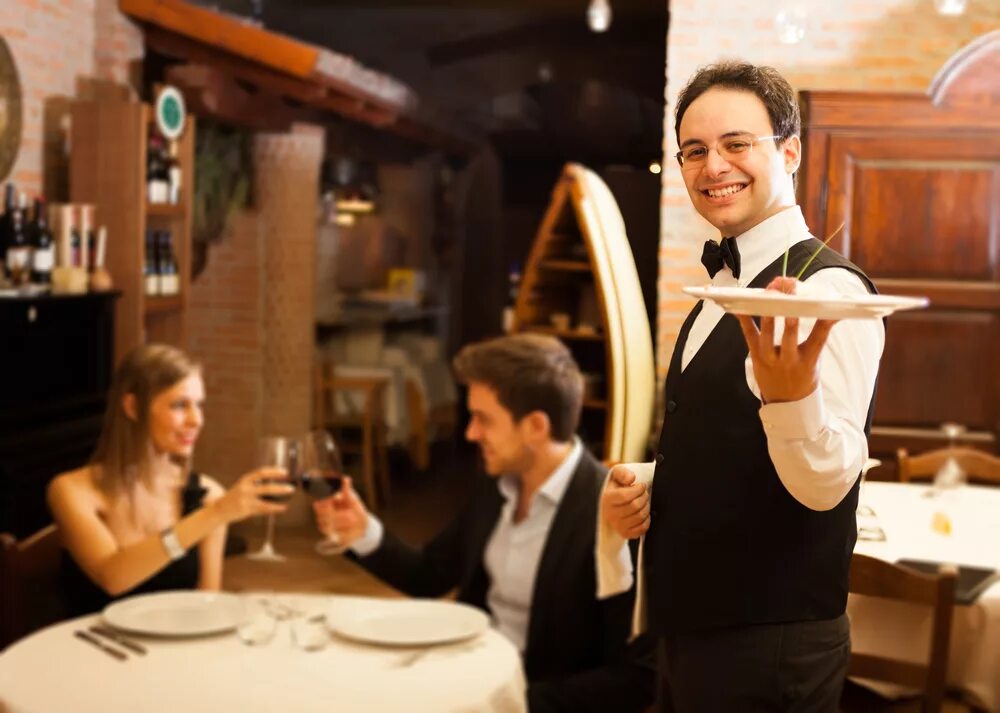 Как называется человек который встречает в ресторане. Обслуживание в ресторане. Официант в ресторане. Как называется человек который встречает в ресторане. Кафе с посетителями.