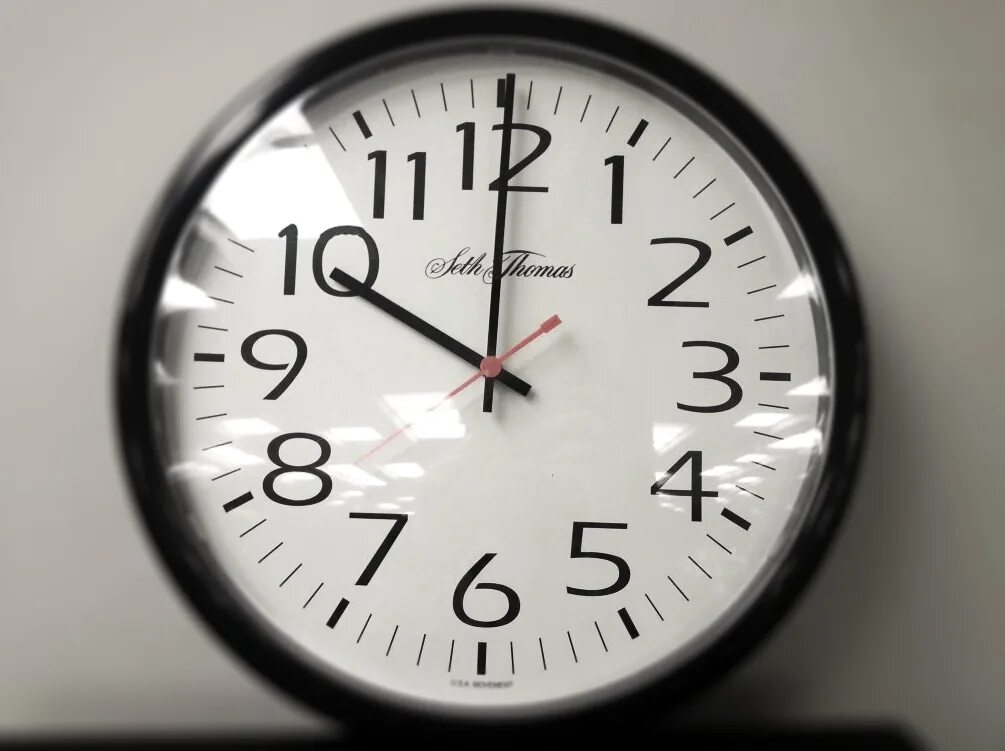 Часы стрелками московское время. Часы. Часы 10 часов. Часы 10 вечера. Часы и время.