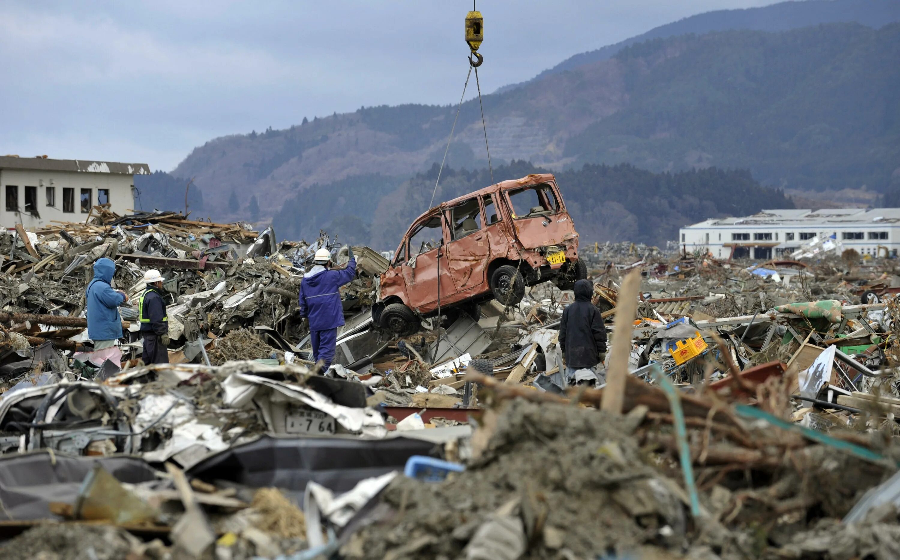 Катастрофа ужасный. ЦУНАМИ В Японии в 2011. Землетрясение в Японии 2011. Фукусима землетрясение и ЦУНАМИ. Япония после ЦУНАМИ 2011.