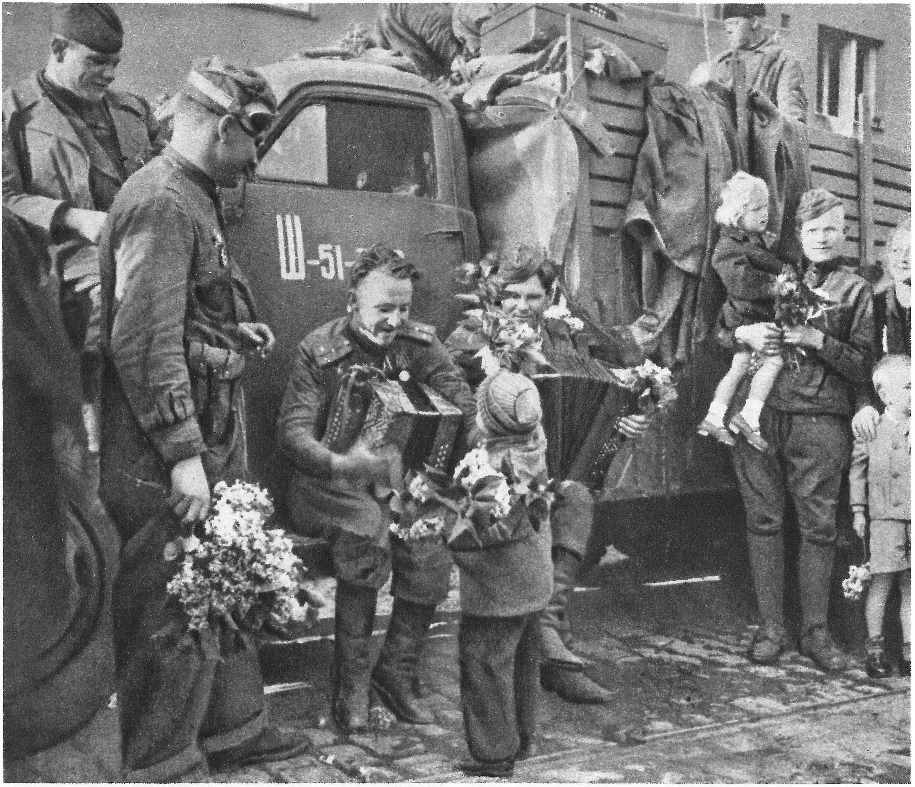 Встреча советских солдат 1945. Дети Великой Отечественной войны май 1945. Встреча советских войск в Праге 1945.