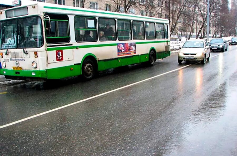 Обгон автобуса. Объезд автобуса на остановке. Объезд автобуса через сплошную. Обгон автобуса на остановке.