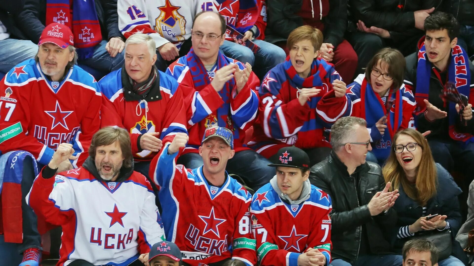 Цска хоккей болельщики. Болельщики хк цска. Болельщики цска хоккей. Фанаты цска трибуна. Фанаты хоккейного клуба цска.