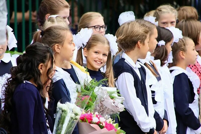 Пошли на линейку. Первоклашки на линейке. Школьная линейка первоклассников. Школьники 1 сентября. Школьники на линейке.