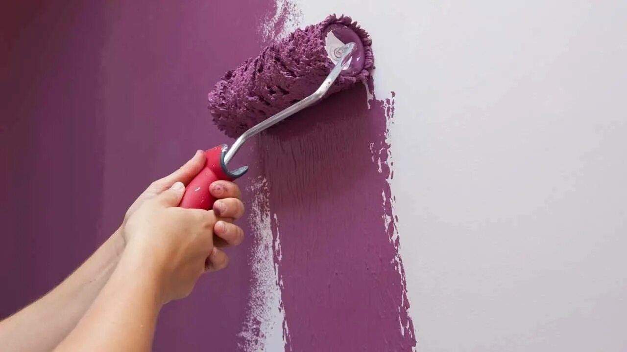 Какой краской можно красить обои. Крашеные стены. Серый валик для покраски стен. Краска для стен Эстетика. Покраска стен водоэмульсионной краской своими руками видео.