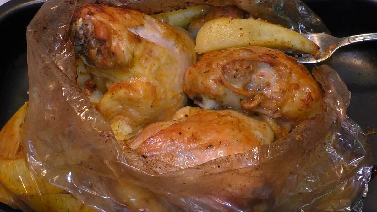 Курица с картошкой в рукаве. Запечь курицу в рукаве. Куриные бедра в рукаве. Бедрышки с картошкой в рукаве.
