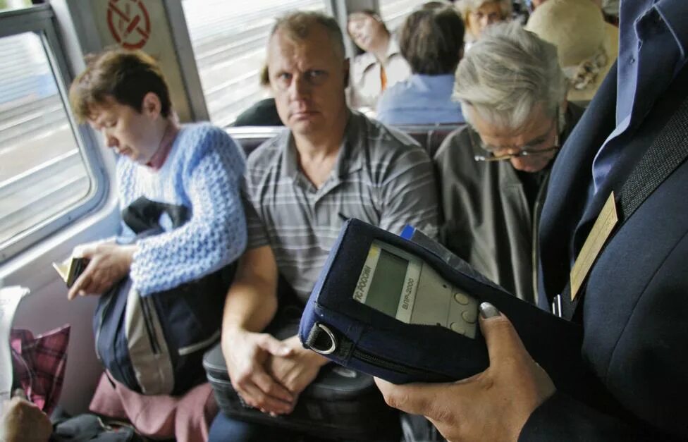 Льготы проезда пенсионерам жд. Пенсионеры в электричке. Кондуктор в электричке. Контролер в автобусе. Пенсионеры в общественном транспорте