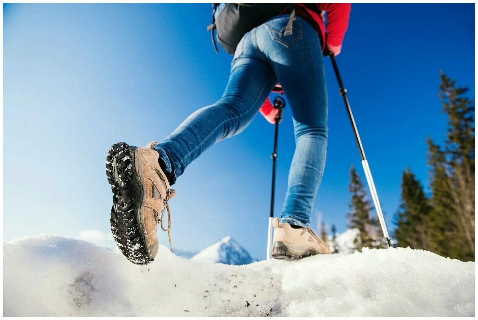 нога наступает на траву. ноги в брюках и туфлях. песчаные ботинки на ноге. ходьба ноги. самые удобные кроссовки для ходьбы.