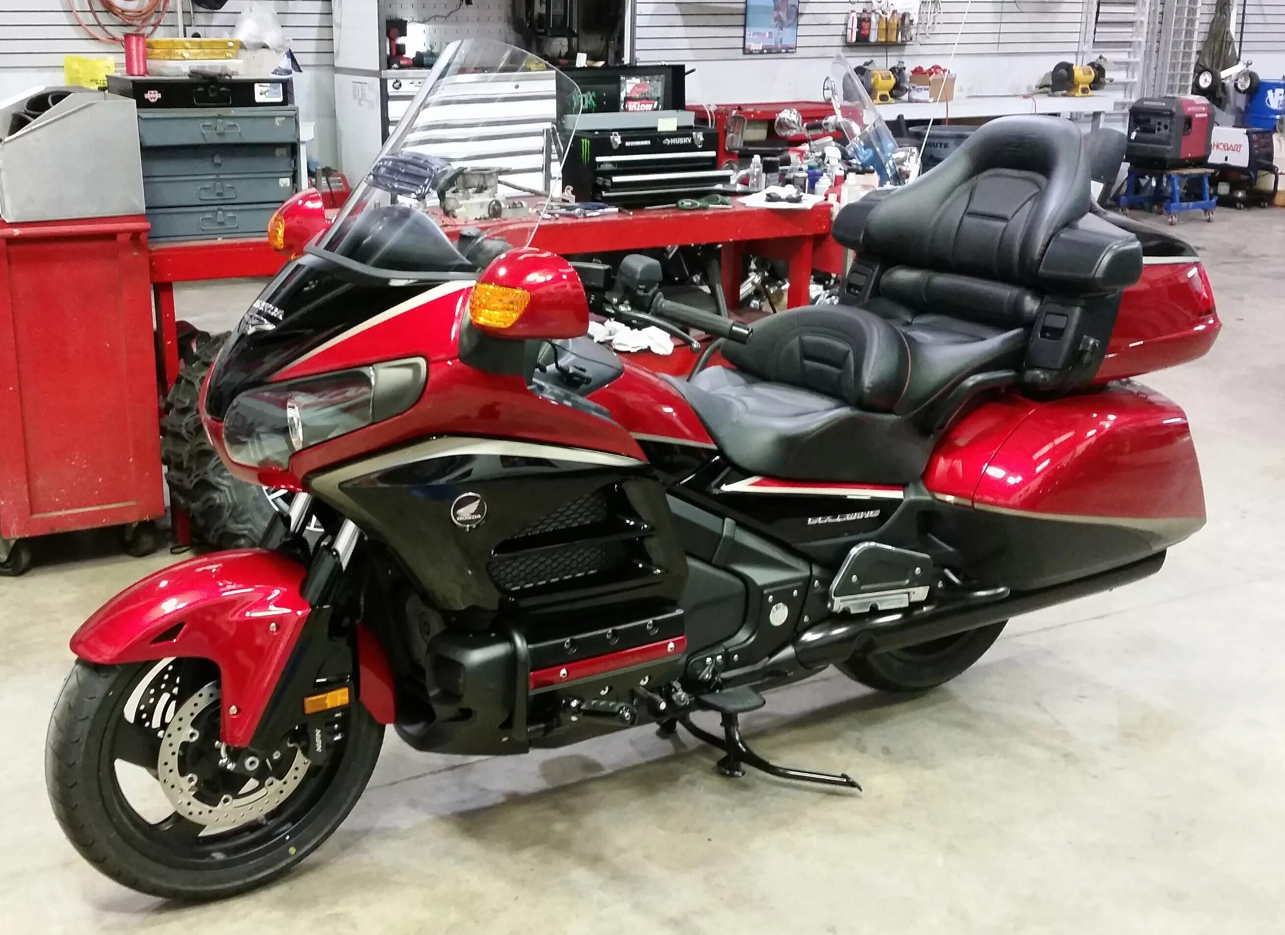 Купить мотоцикл дилеры. Honda Gold Wing 2015. Хонда Голд Винг 1800 2015. Honda gl1800 Gold Wing 2015. Хонда Gold Wing 2015.