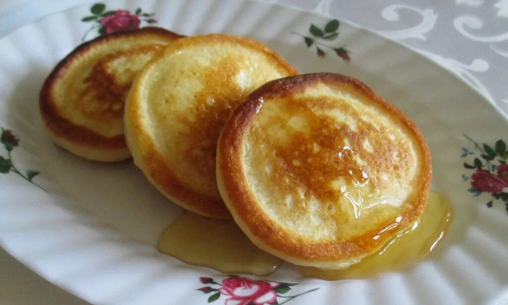 Оладьи рецепты на молоке пышные вкусные. Оладьи с молоком. оладушки на молоке. оладушки на молоке без дрожжей. оладушки на молоке пышные без дрожжей.