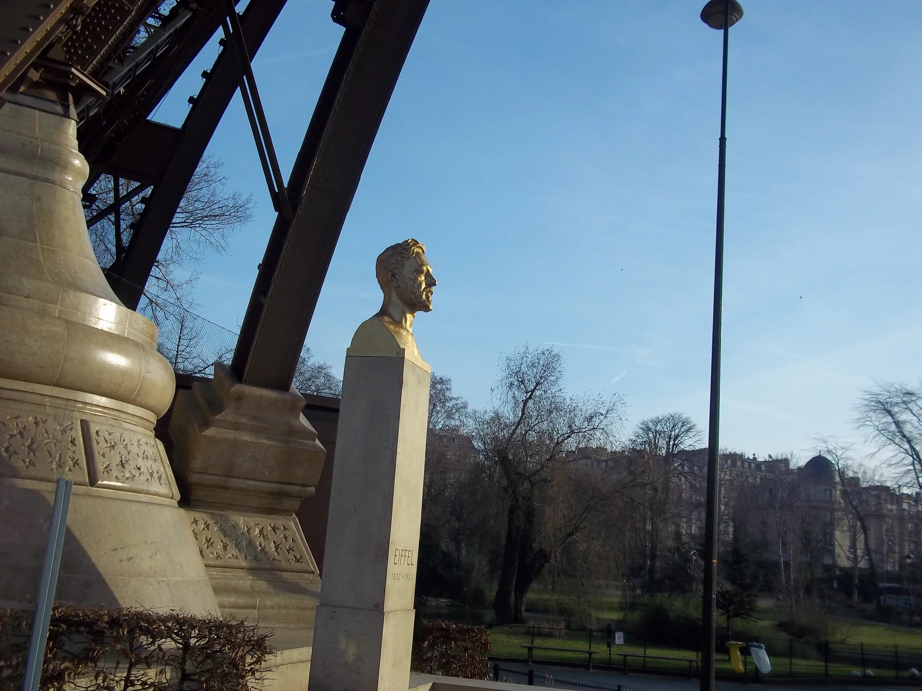 Gustave eiffel also built the statue