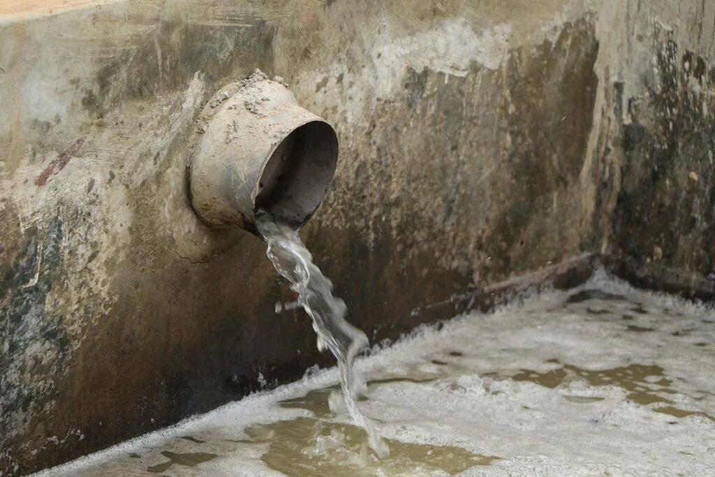 Канализационные сточные воды. Производственные сточные воды. Неочищенные сточные воды. Коммунальные сточные воды. Коммунальные стоки