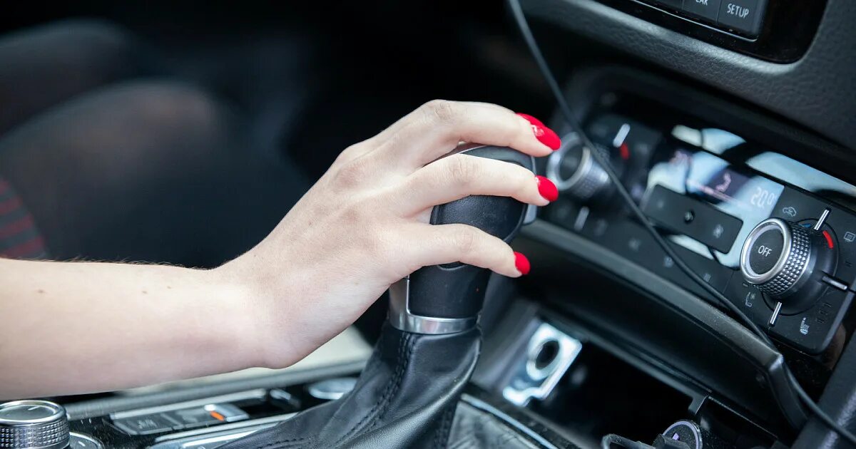 Как правильно пользоваться передачами на автомобиле. Обучение на автомобиле с акпп. картинка автоэксперт. нельзя нажимать кнопки в автомобиле. автоэксперт с телеканала драйв.