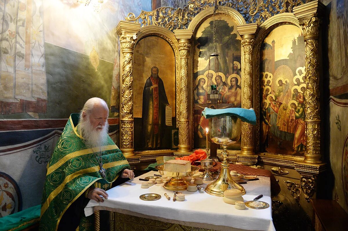 свято троицкий собор мощи сергия радонежского. иконы в лавре сергиев. андрей рублев троица икона троице сергиева лавра. иконы в лавре сергиев. серапионова палата троице сергиевой лавры мощи.