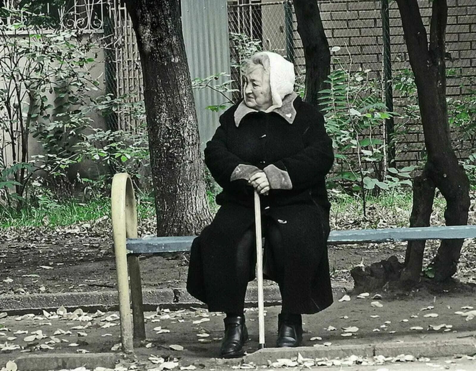 Бабушка первой пришла. Старушка с палочкой. Бабушка с палочкой. Старуха с палочкой. Бабушки на скамейке.
