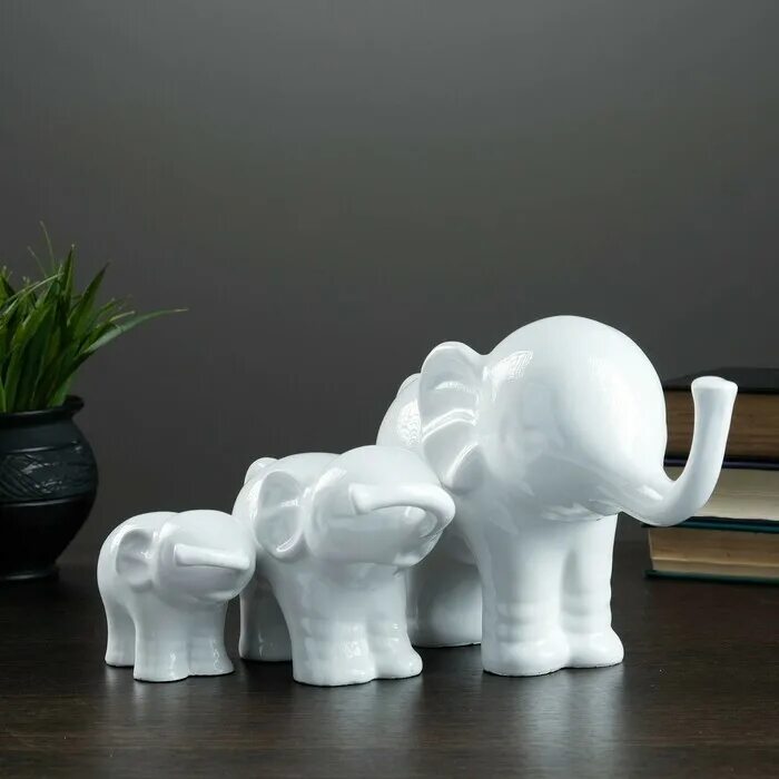 Набор слоников. Семья слонов статуэтки. Семейная фигурка слоны. Фигурка слонов белые набор. Фигуры белых слонов.