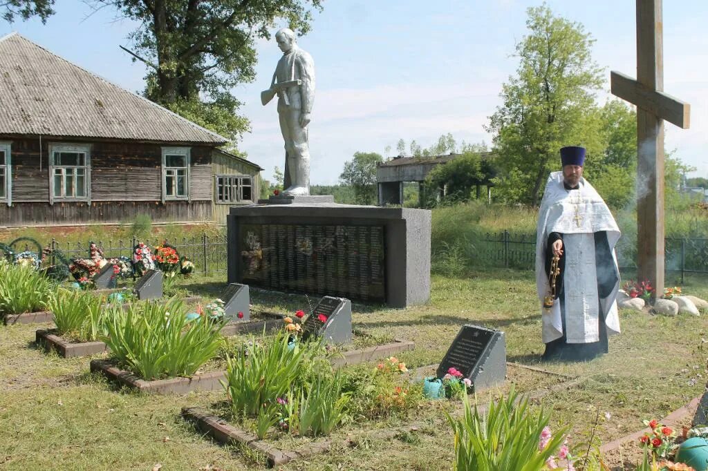 Погода п новгородское. Карачевский район. Поселок монастырский Карачевский район. П Новгородский Карачевского района Брянской. Бережанское кладбище Карачевского района Брянской области.