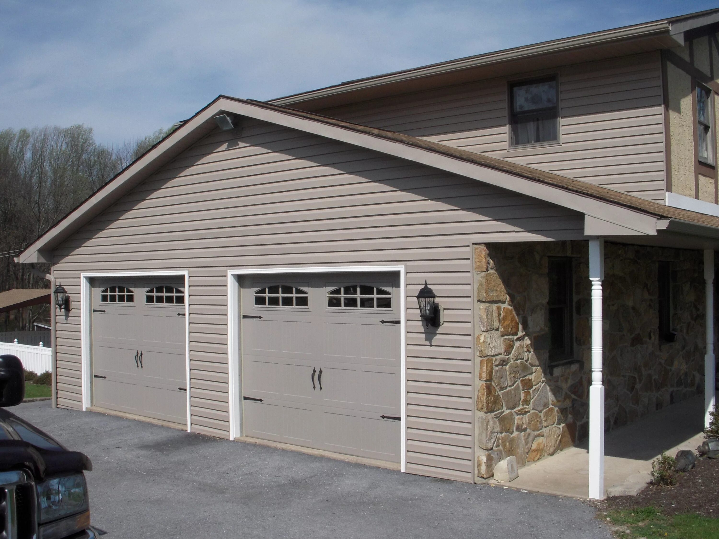 Отделка гаражей фото снаружи Ledhejseporte i træ Facade hus, Huse, Garage makeover