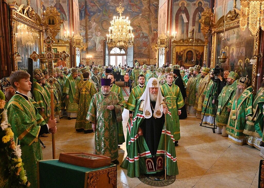 Богослужения в св. Литургия в Троицком соборе Троице Сергиевой Лавры. Успенский храм Троице Сергиева Лавра.