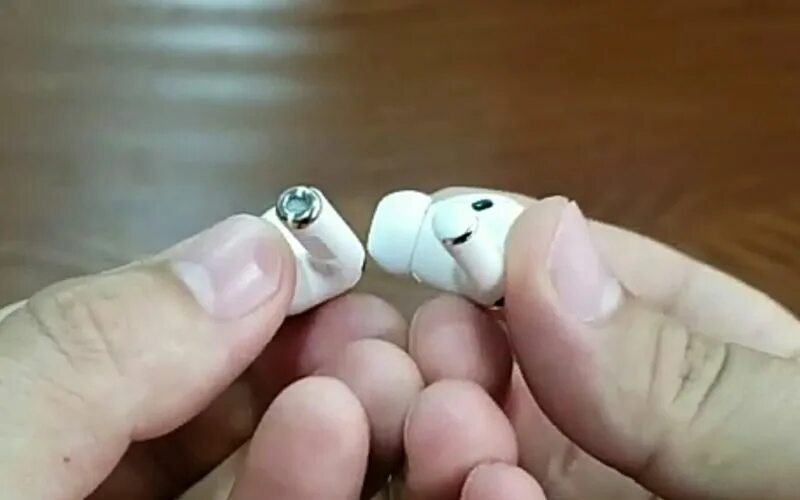 Сломанные наушники AIRPODS Pro. AIRPODS Pro 3. Оригинальные наушники AIRPODS разбитые. Поддельный airpods