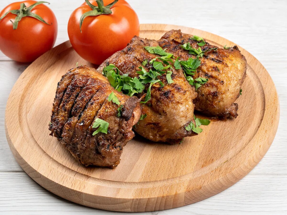 Шашлык из бедрышек. Бедро куриное шашлык. шашлык из куриных бедрышек. куриные бедра на мангале. шашлык куриный филе бедра.