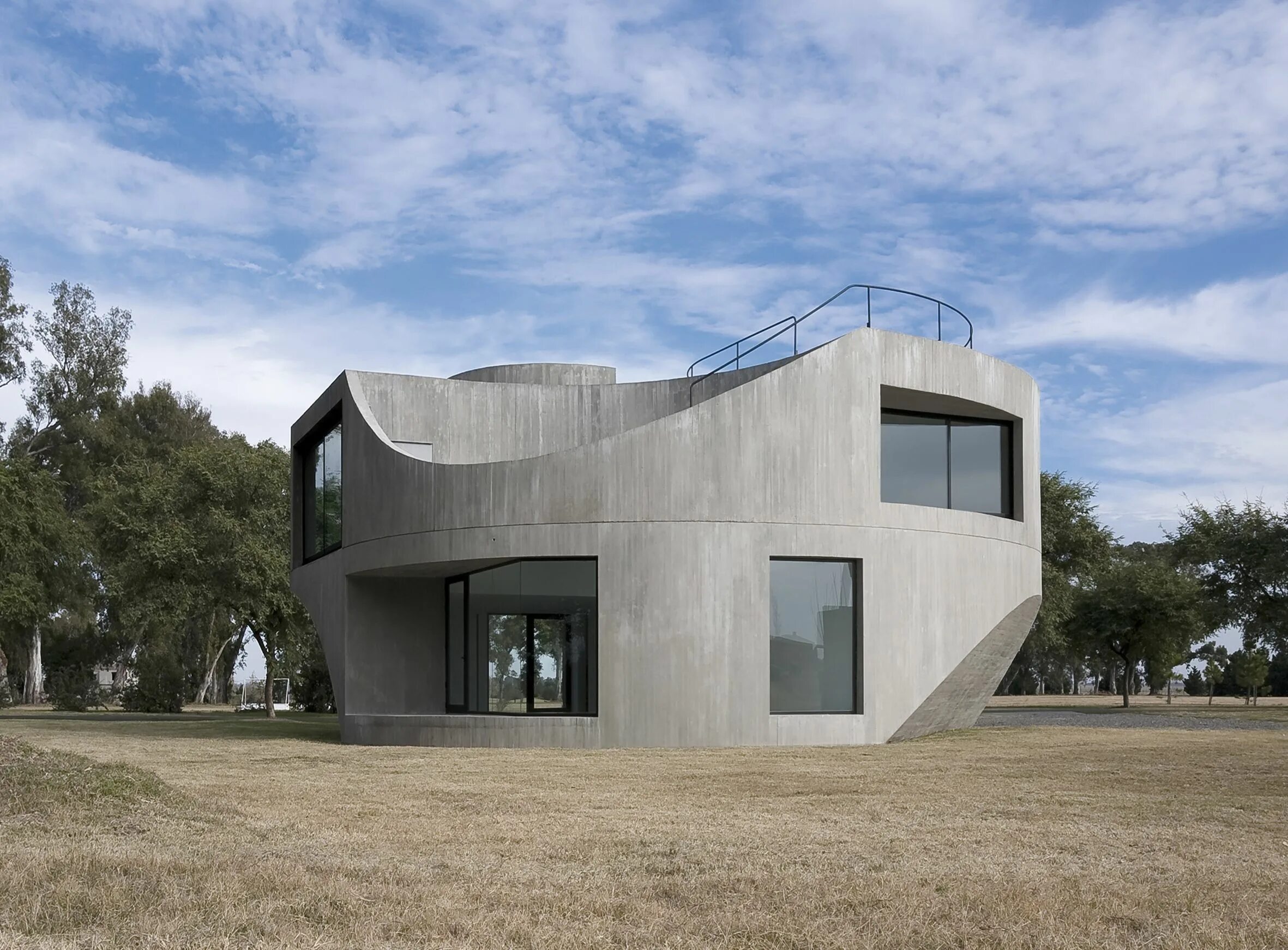 Concrete structure. Дом архитектора Дионисио Гонсалес. "The Concrete House" в Бразилии. Здание из бетона. Архитектурный бетон.