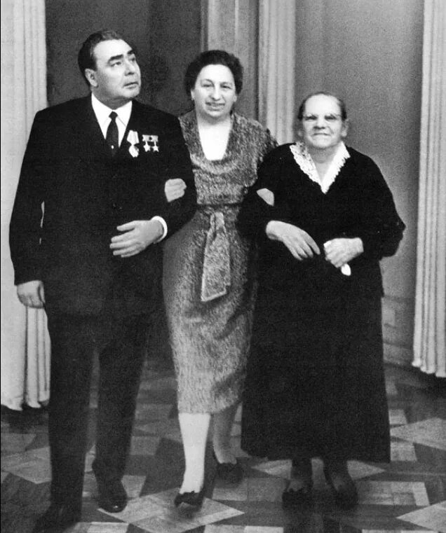 Брежнев семья. Брежнев семья. Брежнев семья. Брежнев семья. 1971 год брежнева в новосибирск.