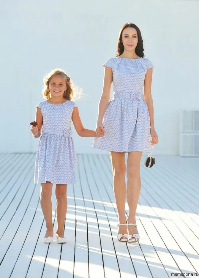 летние платья для мамы и дочки. фэмили лук мама и дочка вечерние платья. вечерние платья для мамы и дочки. вечерние платья мама и дочь. летние платья мама и дочь.