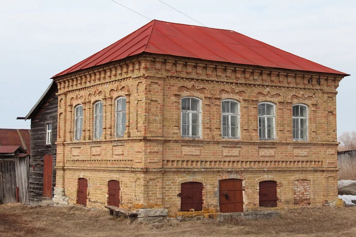 Старинная купеческая. Большое Станичное Карсунского района Ульяновской области. Карсун Ульяновская область большое Станичное станица. Комаровка Карсунский район Ульяновская область. Кирпичный Купеческий дом Тюмень.