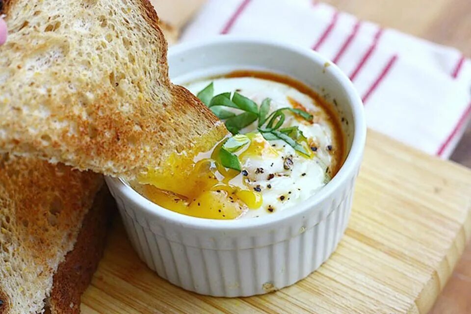 Запеченные яйца. Запечённые яйца в духовке. Яйца запеченные под молочным соусом. Яйца, запечённые в соусе.