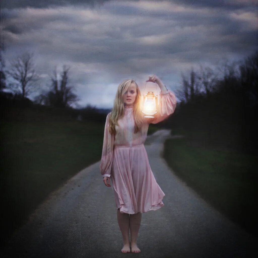 Девушка с фонариком. Девушка с фонарем. Девушка с фонарем в руке. Фотосессия со светом. Загадочно манящим светом