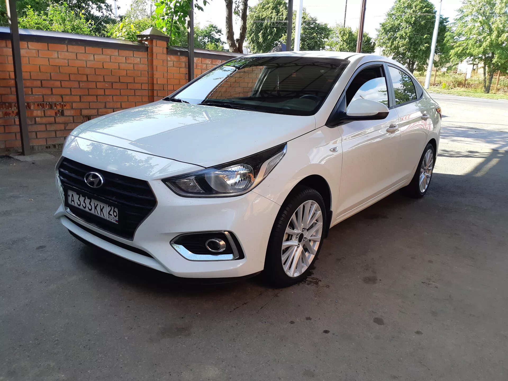 R17 Hyundai Solaris 2017. Белый Солярис r17. Hyundai Solaris 2018 r17. Hyundai Solaris 2 белый литье.