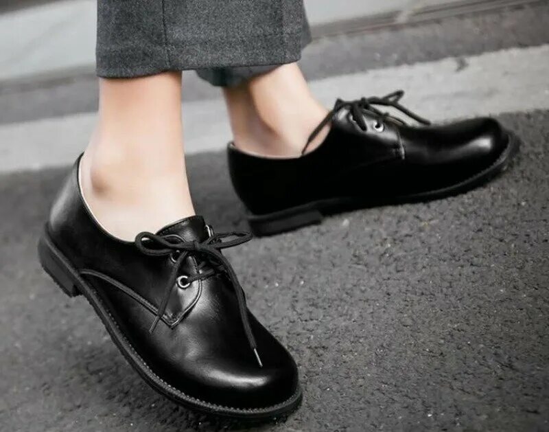 Как называются туфли на низком каблуке. Оксфорды женские 2022. Лоферы на каблуке. Ботинки оксфорды женские 2022.