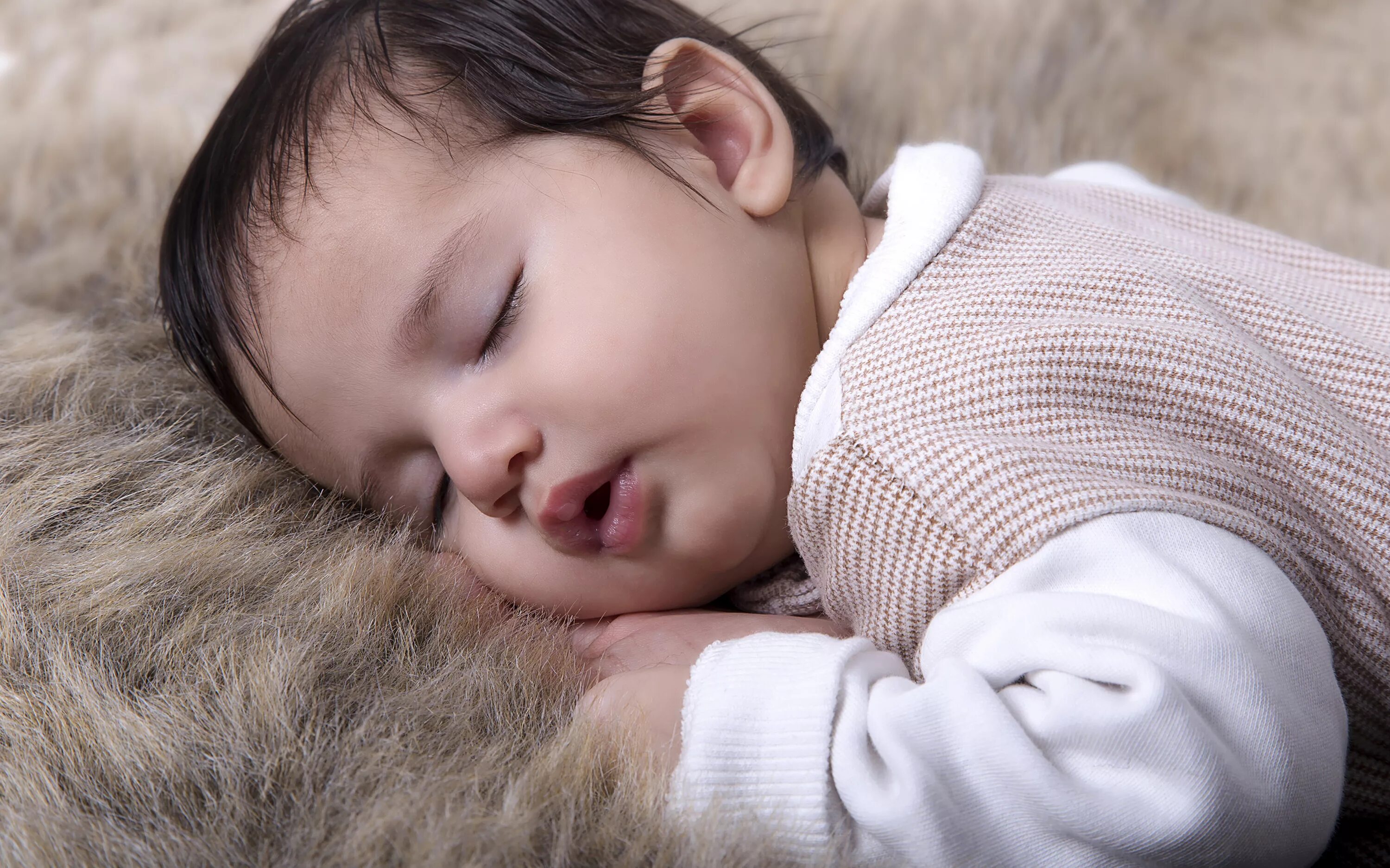 Счастливый малыш спит. Спящий ребенок. Спи малыш фото. Девочка спит. Спящий ребенок.