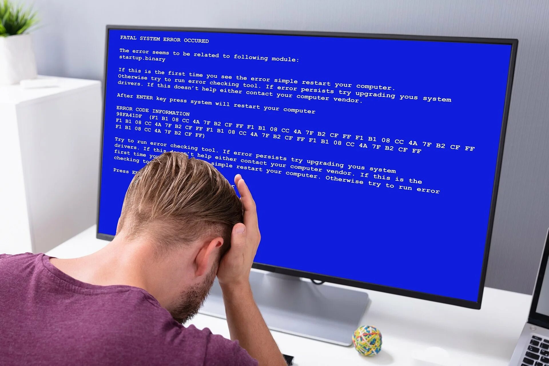 Компьютеры с ошибками обновления. Синий экран. Синий экран смерти Windows. Синий экран смерти Windows 10. Ошибка на компьютере.