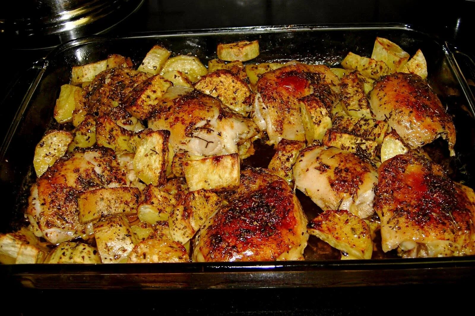 Горячее в духовке быстро. Жареная курочка с картошкой в духовке. бедрышки с картошкой в духовке. куриные бедра с картошкой в духовке. курица с картошкой в духовке на протвине.