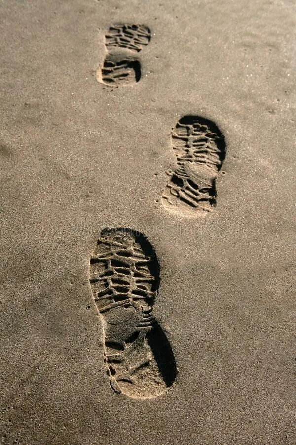 Следы уходящих людей. Следы ног в грязи. Дорожка следов. Дорожка следов обуви на песке. Отпечаток ботинка в грязи.