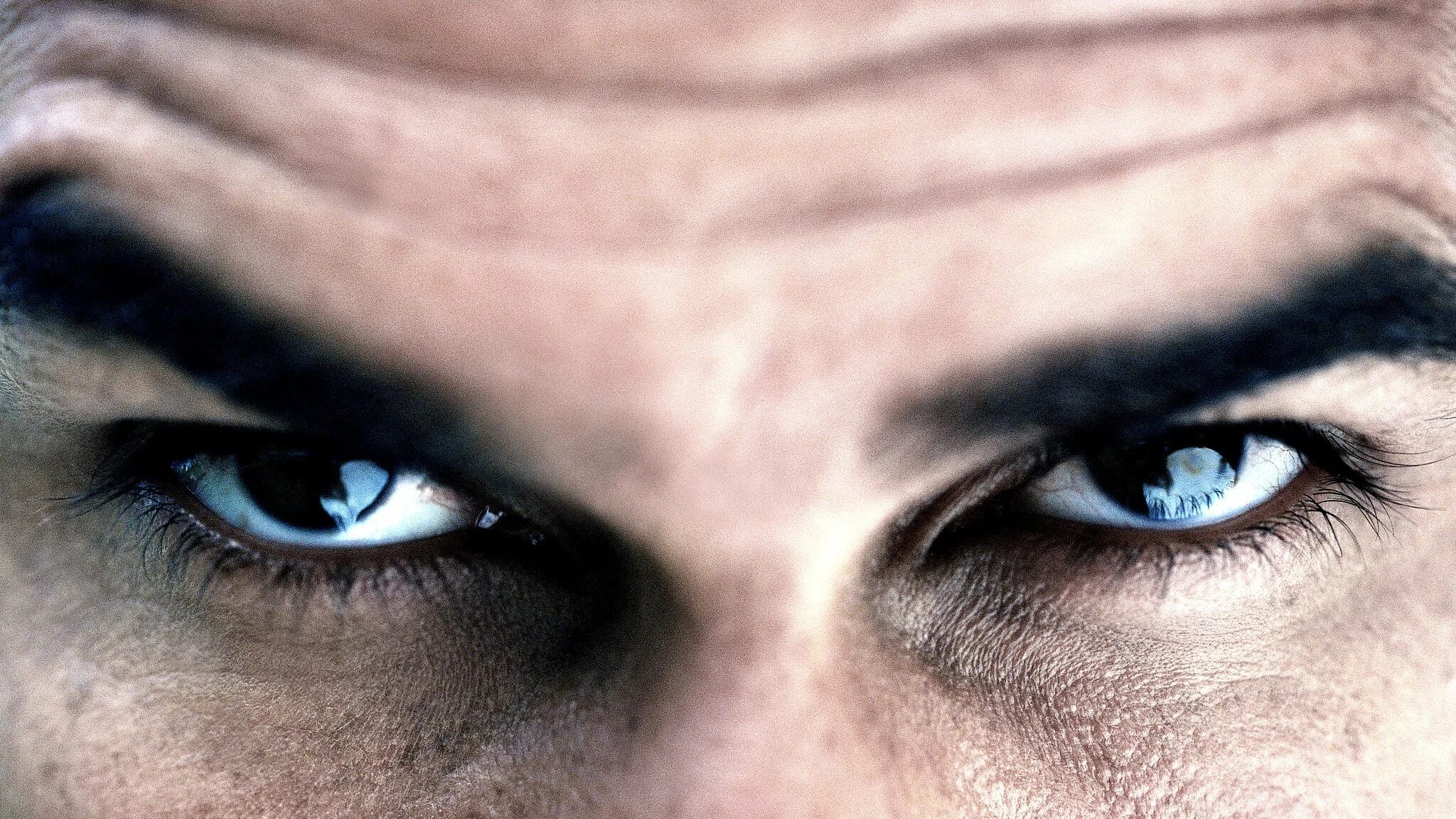 пристальный. взгляд человека. внимание к окружающим. глаз в лупе.