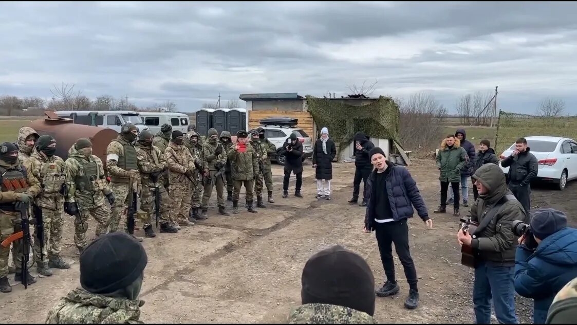 Шаман сайт концерты. Шаман выступление. Выступление шамана в Новомосковске. Шаман спел перед бойцами в Херсонской области. Концерты на передовой сво.