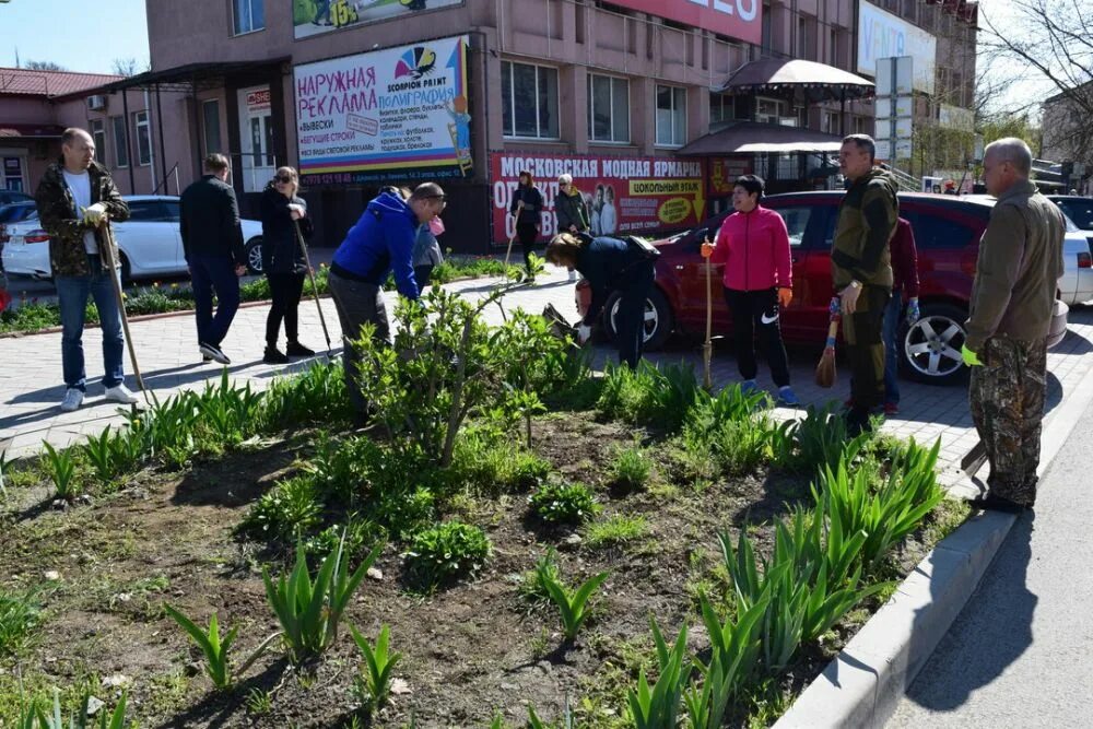 Джанкой горсовет. Субботник Джанкой. Строитель в Джанкое. Город Джанкой Республика Крым село субботник.